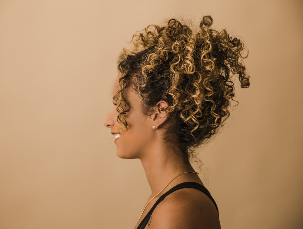 Pourquoi les cheveux bouclent ?