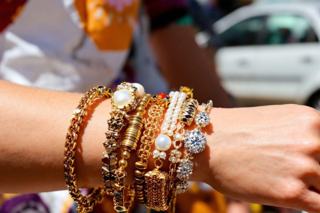 Comment porter plusieurs bracelets sans qu'ils s'emmêlent : guide pratique et astuces efficaces