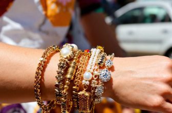 Comment porter plusieurs bracelets sans qu'ils s'emmêlent : guide pratique et astuces efficaces