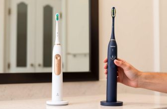 Brosse à dents électrique ou manuelle : pourquoi choisir la manuelle selon les dentistes