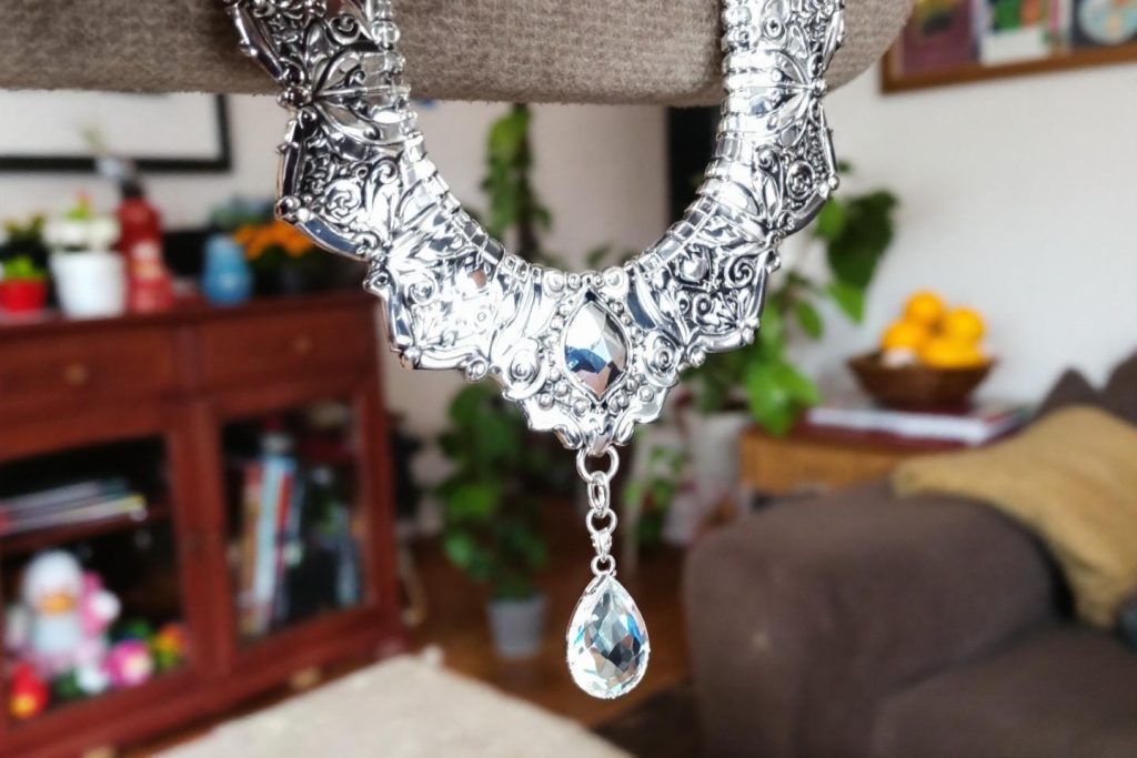Comment nettoyer un collier en argent : astuces pour bien entretenir vos bijoux