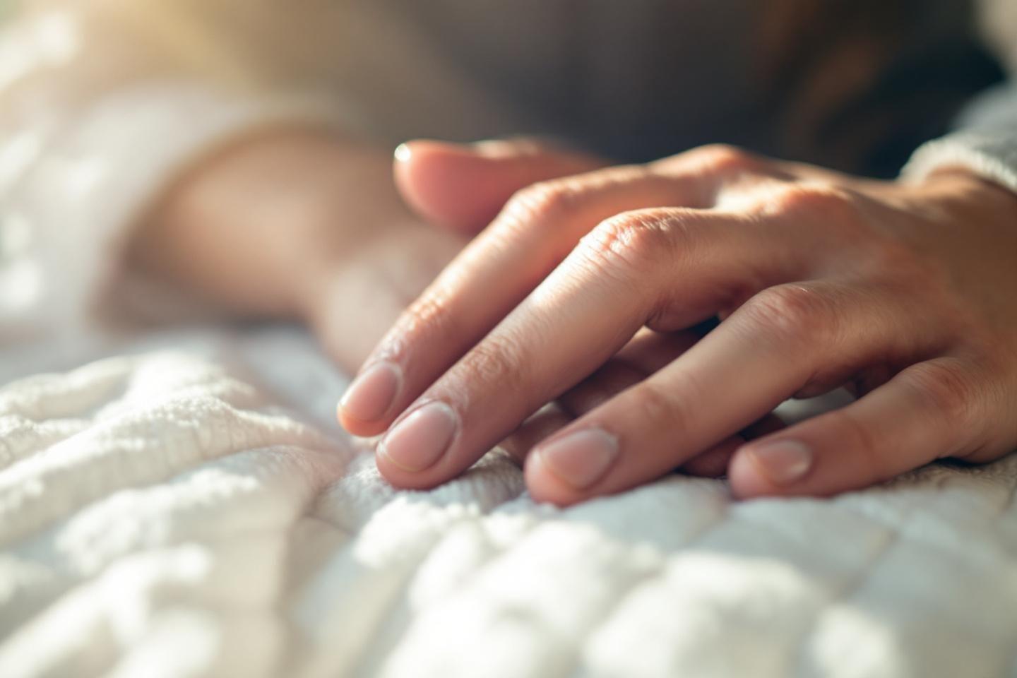 Geste tendre entre deux partenaires