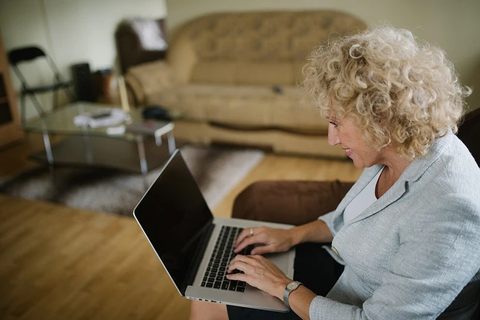 Femme consultant des informations sur un ordinateur portable