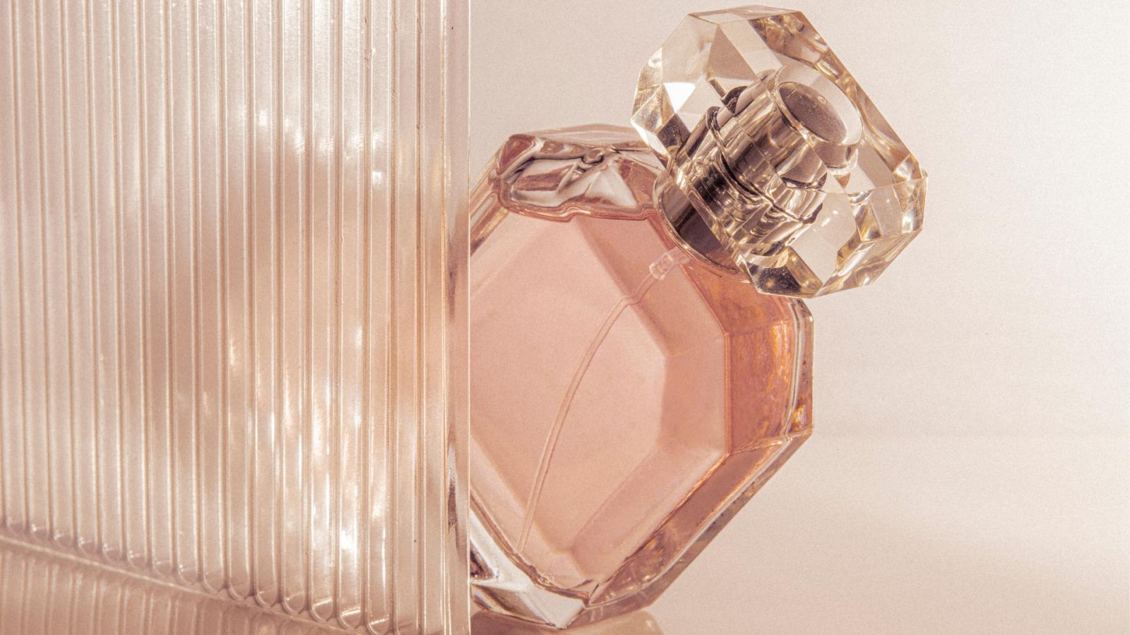 Flacon de parfum rose en verre sans marque visible