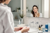 Comment cacher un bouton sans maquillage ? Astuce & Remède