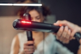 Pourquoi mon lisseur GHD clignote rouge ? Cause & Réparation